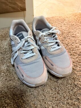 adidas Low-Top Sneakers Women’s size 7.5 shoes in Light Gray & Peach